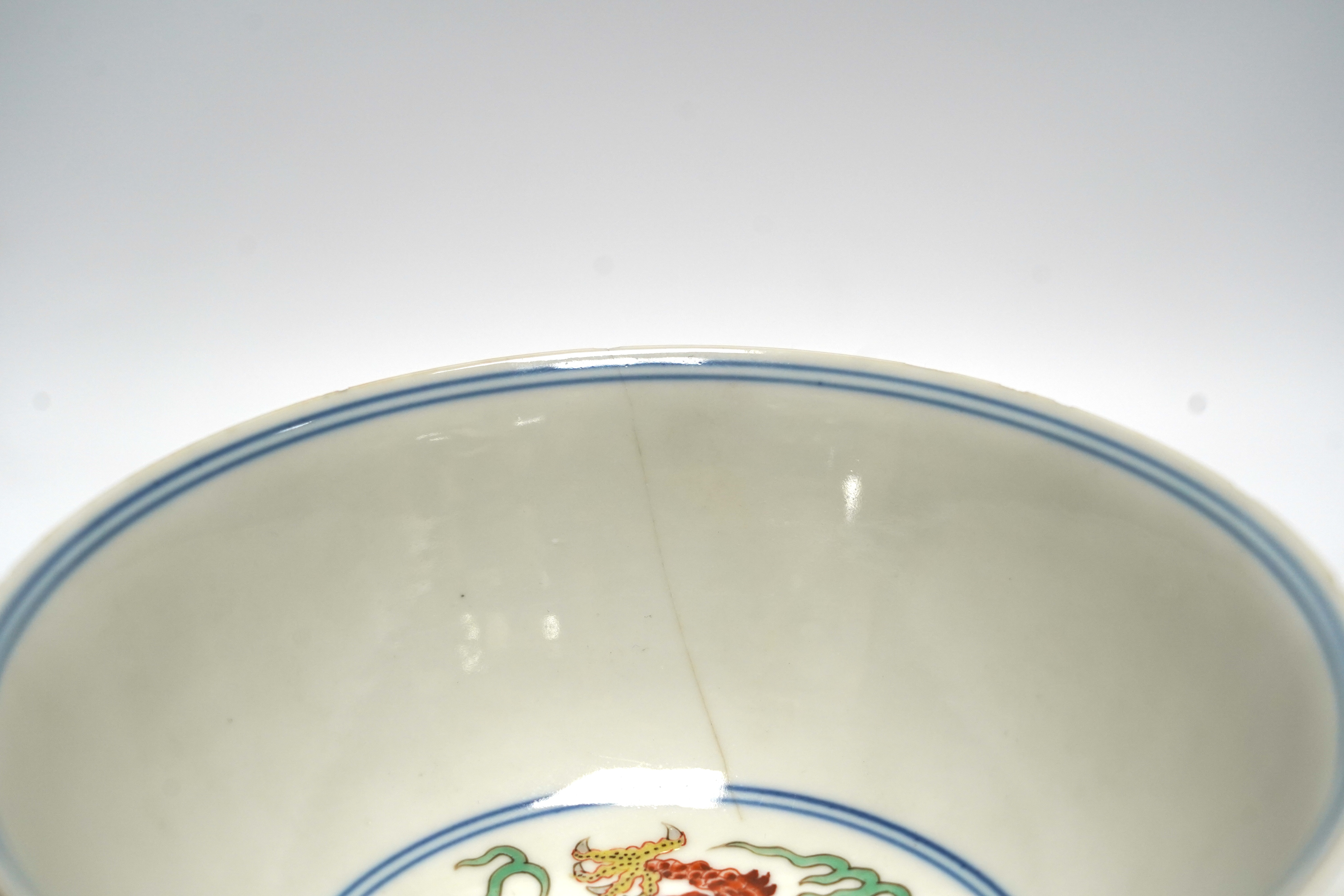 A Chinese wucai ‘dragon and phoenix’ bowl, early 20th century, diameter 15cm